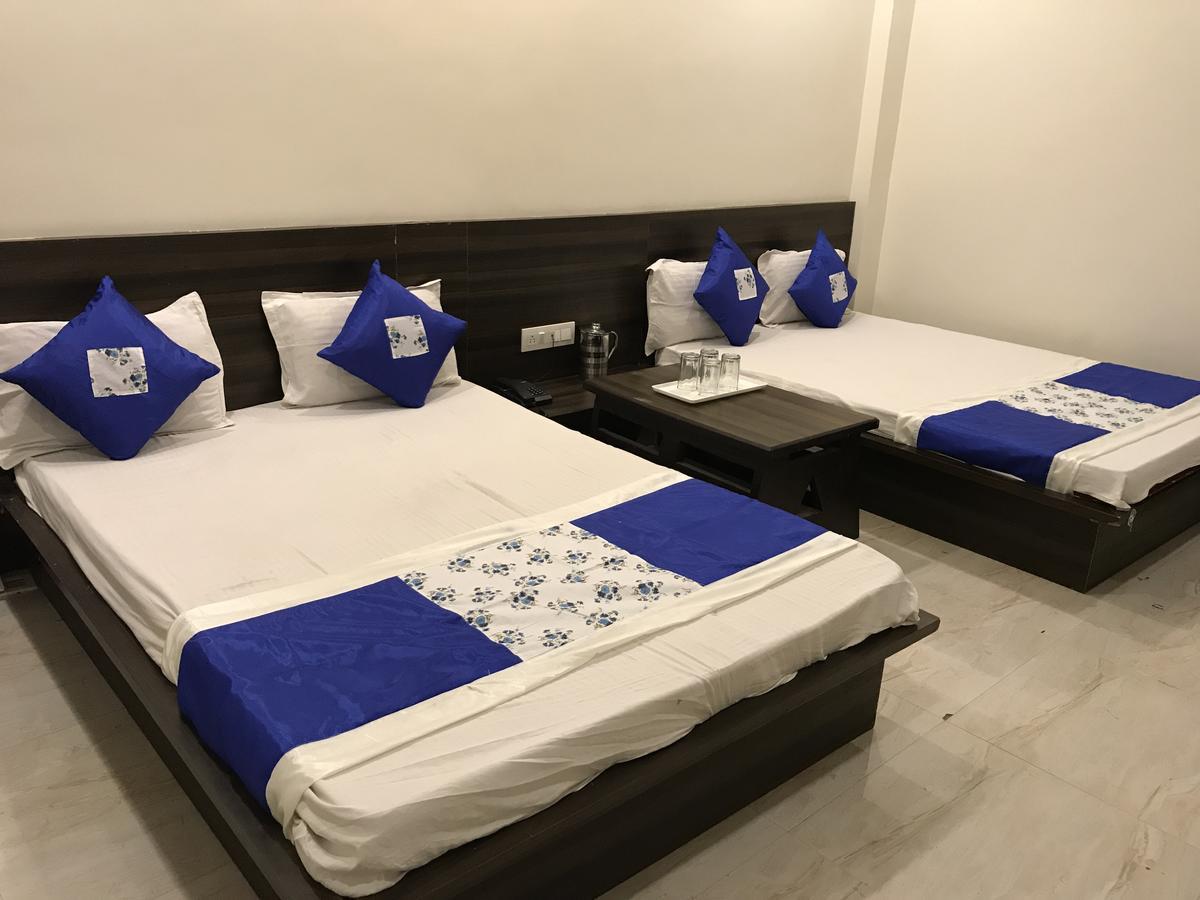 Hotel City Palace Uddzsaín Kültér fotó