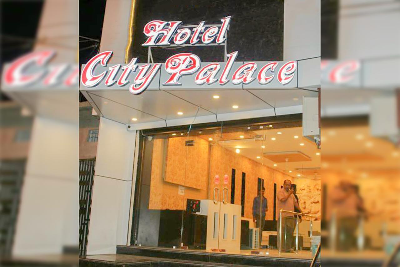 Hotel City Palace Uddzsaín Kültér fotó